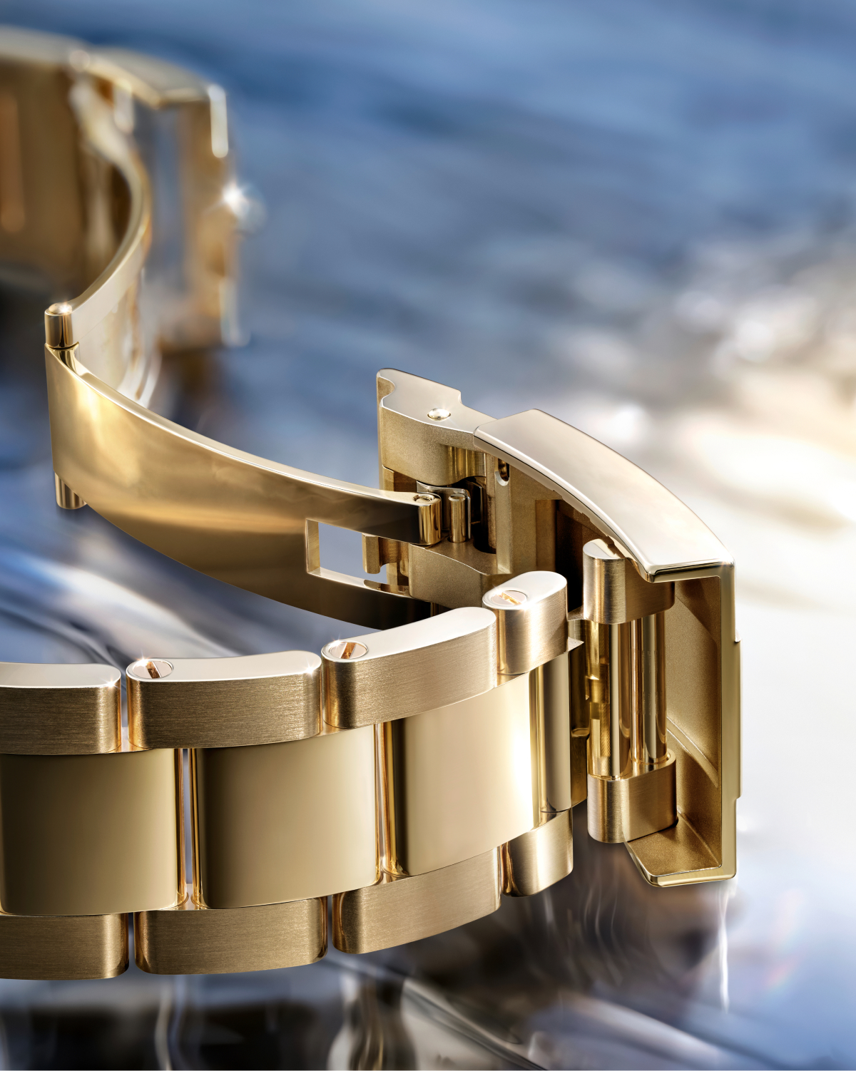Close-up of Rolex Yacht-Master II Oyster bracelet in 18 kt yellow gold showing Oysterlock clasp detail